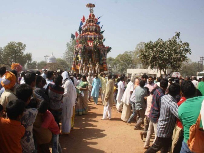 वृन्दावन-रंगनाथ मंदिर रथयात्रा में रथ खीचने पहुँचे हजारों दर्शनार्थी, देखें वीडियो