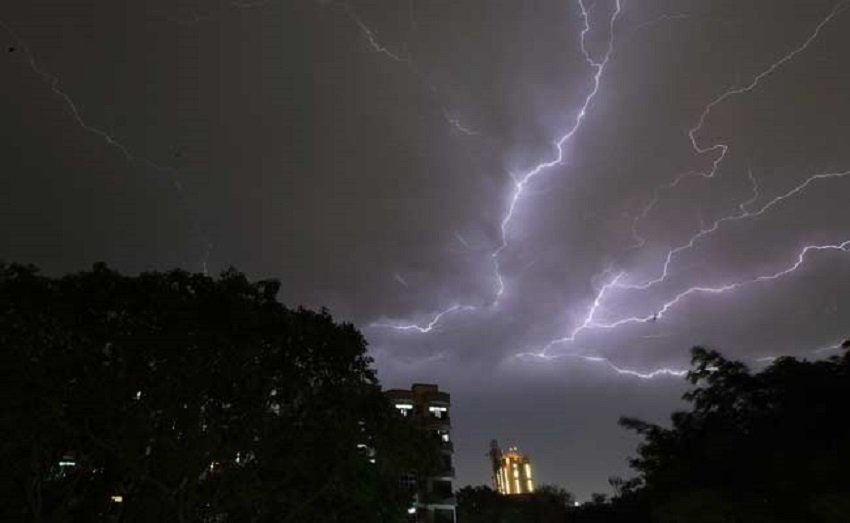 आंधी तूफान को लेकर मौसम विभाग का हाई अलर्ट, रखें इन बातों का ध्यान