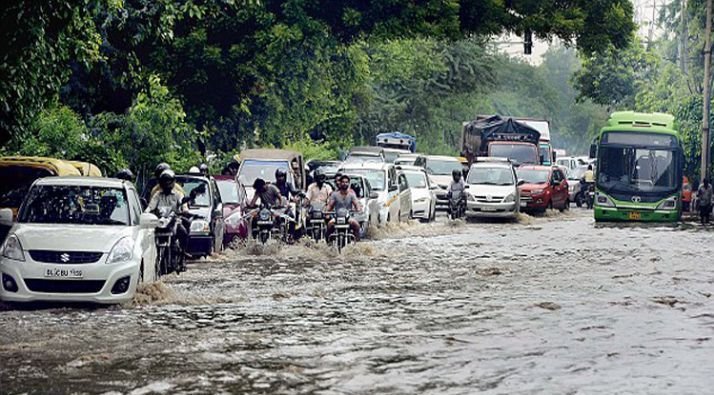 दिल्ली में आई भारी बारिश, जनजीवन अस्त-व्यस्त